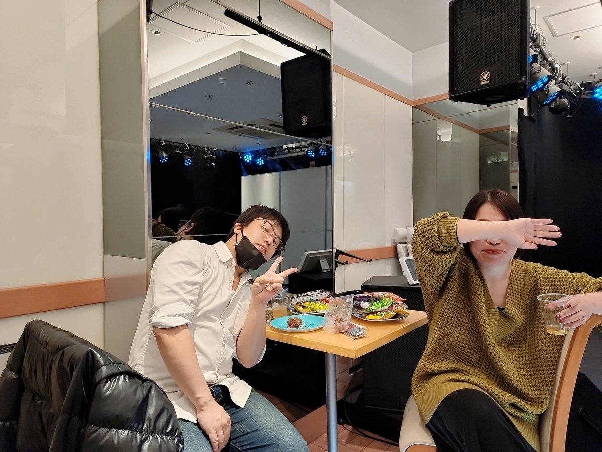 yuco_lion's tweet photo. よくお世話になってるアーティストさん、お客様と一緒に過ごす年末忘年会 Kamin Totta～?  に参加。ちゃんと寝て行きました❣️
セカティーさんの写真がない😭笑いすぎて良いシーン撮り損ねてました💦
2022年ありがとうございました！
また来年も音を楽しむ年にして行きましょう🎶 https://t.co/3QruqrLN20