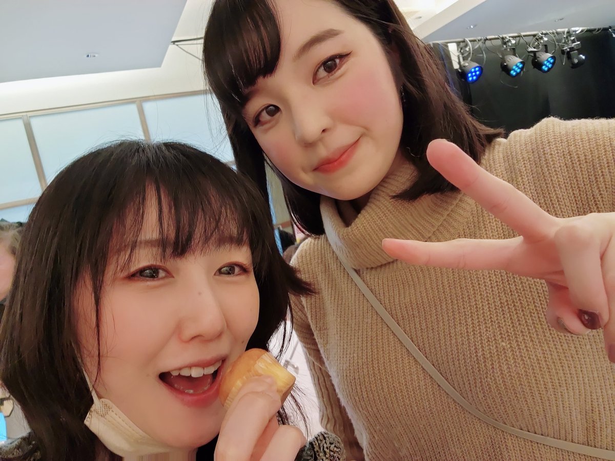 yuco_lion's tweet photo. よくお世話になってるアーティストさん、お客様と一緒に過ごす年末忘年会 Kamin Totta～?  に参加。ちゃんと寝て行きました❣️
セカティーさんの写真がない😭笑いすぎて良いシーン撮り損ねてました💦
2022年ありがとうございました！
また来年も音を楽しむ年にして行きましょう🎶 https://t.co/3QruqrLN20