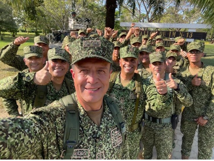 COMANDANTE_ARC's tweet photo. Con nuestros Infantes de Marina en #Malagana #Bolívar @FNC_ArmadaCol @ArmadaColombia dándoles un mensaje de fin de año y agradeciéndoles por su labor para contribuir a la seguridad de nuestro país. https://t.co/G4M41cP3RF