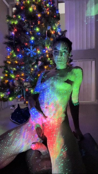 I just fucked myself like a ho ho ho in front of my Christmas tree 🎅🏻 I was feeling oh so jolly and in
