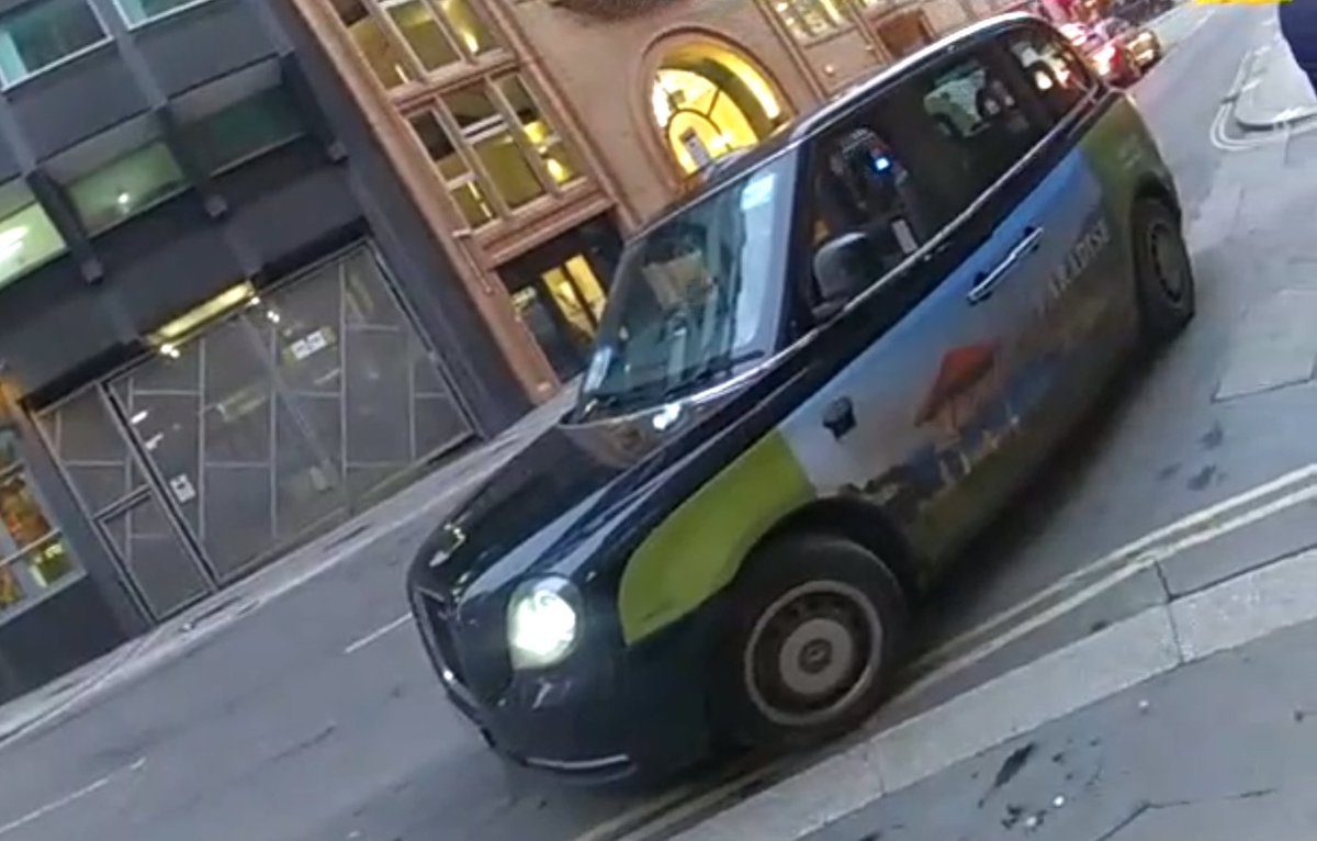 MPSRTPC's tweet image. Joint working @MPSRTPC cabs unit and @TfLCPOS
On 13/12/22 the driver of this taxi was first seen on Aldwych driving whilst rolling what appeared to be a cannabis joint.
1 of 2 #cabsunit