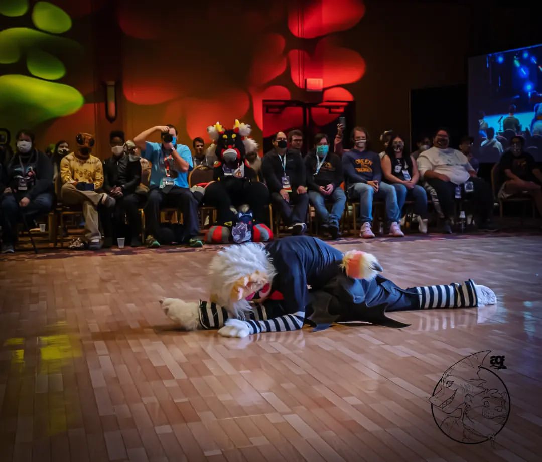 FenneCrafts's tweet photo. Fusuit Friday! Hex ended up getting a photo of my split during my @AquatiFur dance comp performance! So happy! ;u; I had been working on it for months to get the flexibility.
Photo By: @Hex_The_GoodBoi
#fennecrafts #fursuitfriday #fennecat #aquatifur https://t.co/N7np8Wjd6O