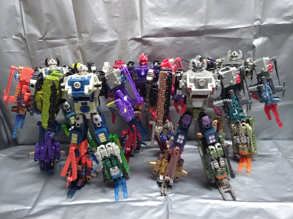Hiwokun's tweet photo. 続き。
とりあえず、それぞれの型同士で集合。G1型は、上からじゃないと後ろが見えません。他は、正面からでも顔が見えてますね。次は、いよいよ全員並べてみます。
#ブルーティカス  #バルディガス #コンバットロン #トランスフォーマー https://t.co/osYNtLfVyU