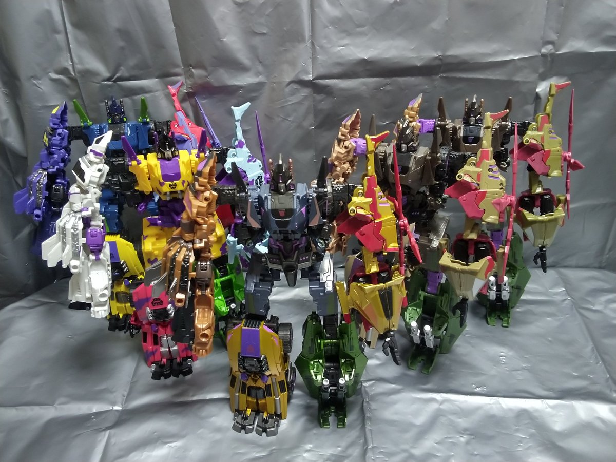 Hiwokun's tweet photo. 続き。
とりあえず、それぞれの型同士で集合。G1型は、上からじゃないと後ろが見えません。他は、正面からでも顔が見えてますね。次は、いよいよ全員並べてみます。
#ブルーティカス  #バルディガス #コンバットロン #トランスフォーマー https://t.co/osYNtLfVyU