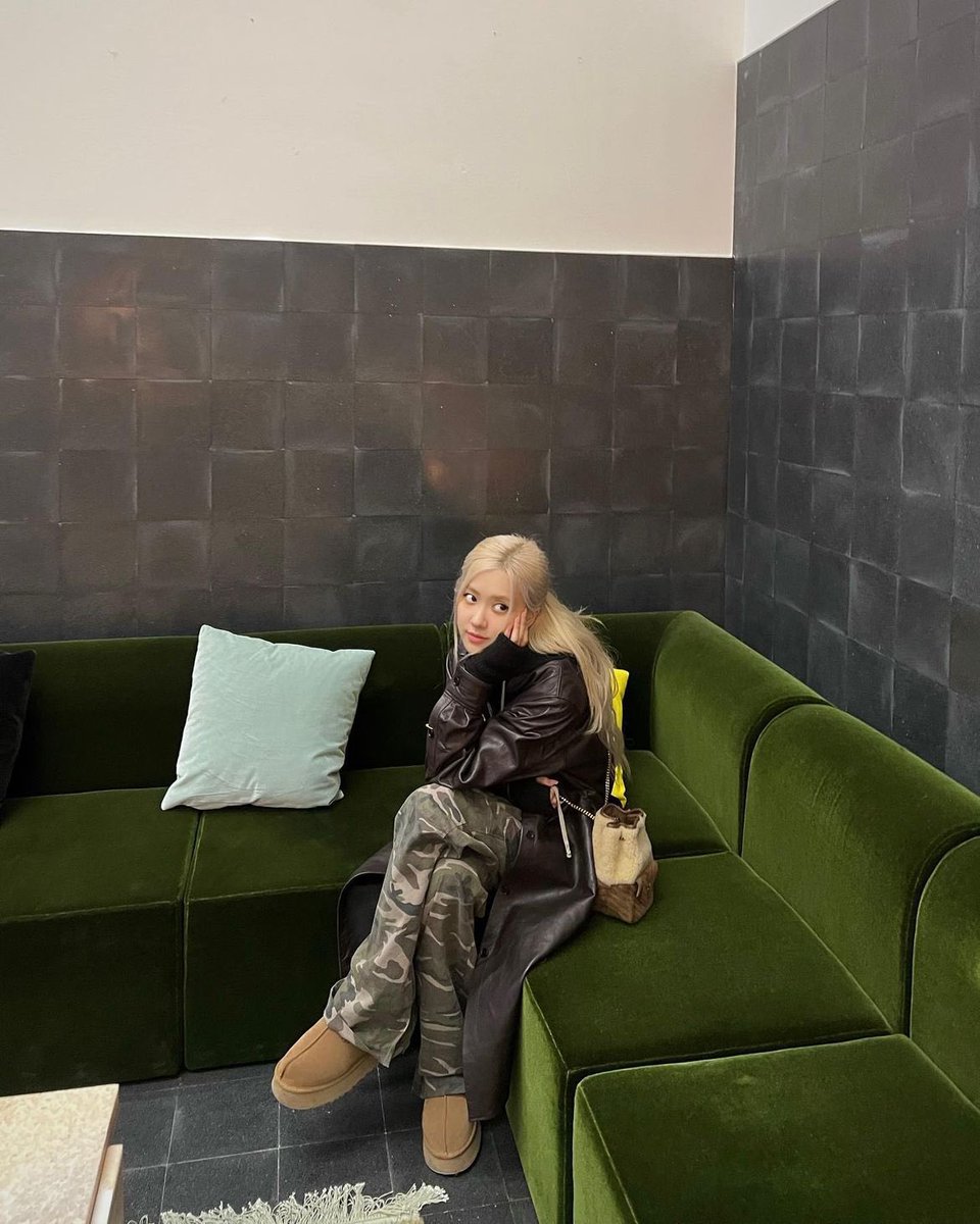 rourosiee_'s tweet photo. Rosé: “… Espero que estés pasando un feliz Año Nuevo. ¡Y si no!! ¡No te preocupes! Es solo otro día. No dejes que todas las “felices fiestas” te afecten…” https://t.co/zBdoGPWBfK