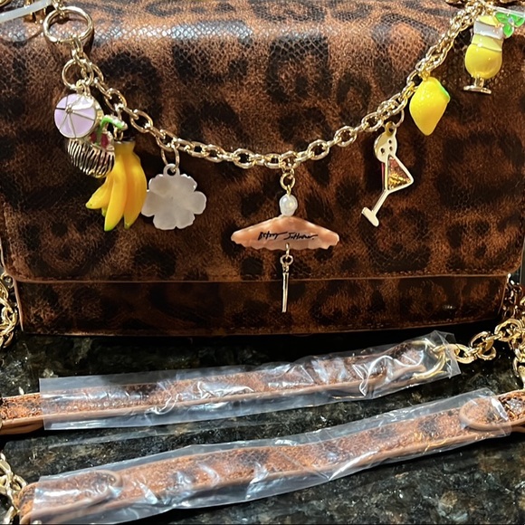 txrecycledlove's tweet photo. So good I had to share! Check out all the items I'm loving on @Poshmarkapp #poshmark #fashion #style #shopmycloset #betseyjohnson: https://t.co/572E2BwYXO https://t.co/4MXSOgy6XT