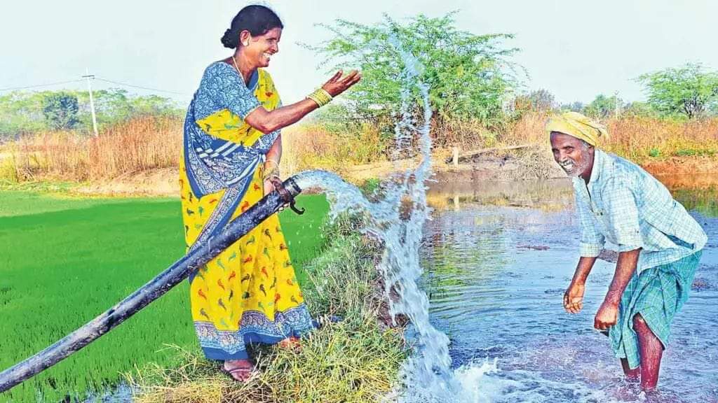 BandiAdarsh2's tweet image. నాడు
కరంటు 

ఎదురుచూపులు
పాముకాట్లు
లో ఓల్టేజీ
మోటార్లు కాలుడు
పంటలు ఎండుడు
ధర్నాలు
రాస్తారోకోలు
లాఠీఛార్జీ
కాల్పులు

నేడు
కరంటు

24 గంటల నాణ్యమైన
ఉచిత కరంటు

ధర్నాలు బంద్
రాస్తారోకోలు బంద్
పంటలు ఎండుడు బంద్ 

ఇది రైతు ప్రభుత్వం 
ఇది కేసీఆర్ పాలన

#RaithuBandhu
#24HoursFreePower