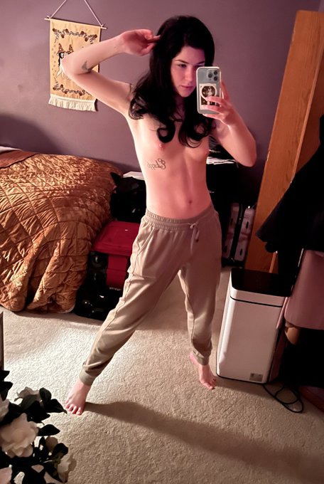 Evelyn Claire - 1 pic. Taken right before tripping myself. https://t.co/HahZxMJP36