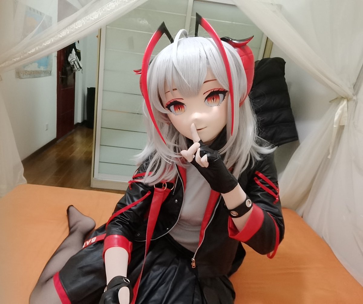 kerneldoge's tweet image. 观望很久，也算赶在年底入坑咯（物流寄了好久，终于在最近恢复了）
角色是方舟的w酱，简单试个照先，没啥经验所以拍得比较粗糙🙃 
#kigurumi