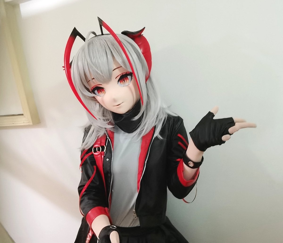 kerneldoge's tweet image. 观望很久，也算赶在年底入坑咯（物流寄了好久，终于在最近恢复了）
角色是方舟的w酱，简单试个照先，没啥经验所以拍得比较粗糙🙃 
#kigurumi