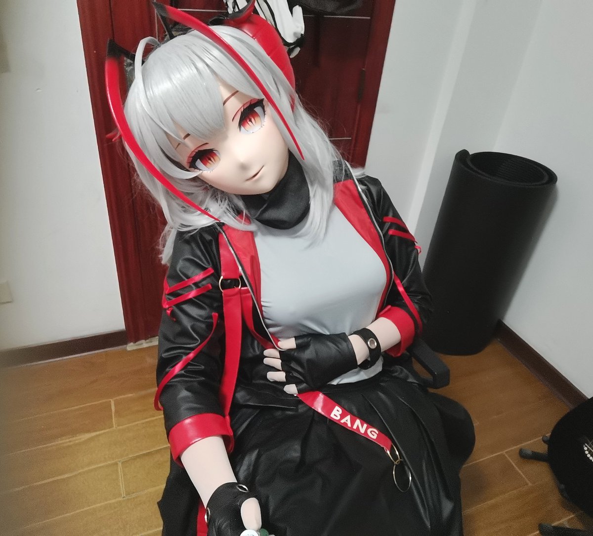 kerneldoge's tweet image. 观望很久，也算赶在年底入坑咯（物流寄了好久，终于在最近恢复了）
角色是方舟的w酱，简单试个照先，没啥经验所以拍得比较粗糙🙃 
#kigurumi