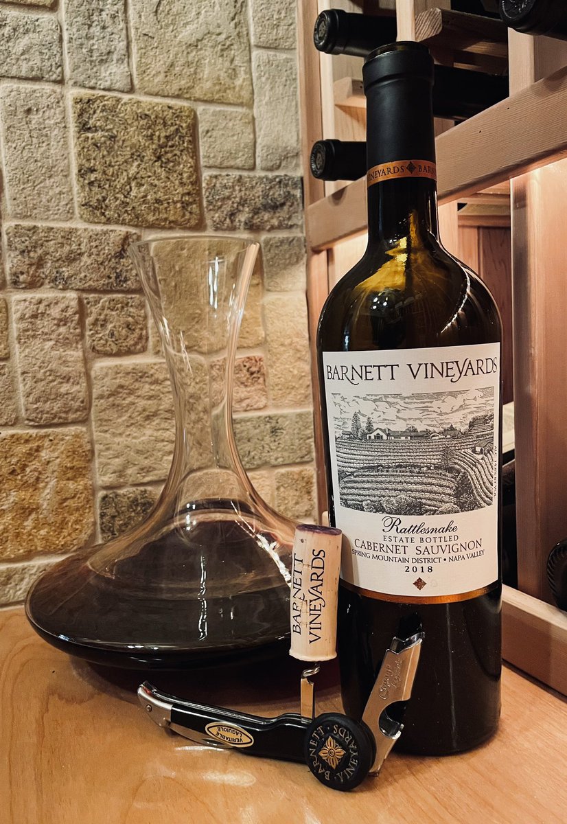 Heading towards the New Year’s weekend with this 2018 #BarnettVineyards Rattlesnake Cabernet. A big wine that’s loaded and fresh (dark fruit, rich tannins & nice acidity) #NapaValley #SpringMountain #Wine