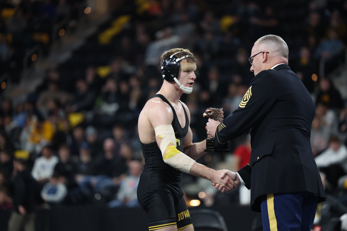 Hawks_Wrestling's tweet photo. SOLDIER SALUTE CHAMP!

@cullanschriever gets a late takedown in 2nd period and rides out Columbia's Angelo Rini in 3rd for a 4-2 win to take title at 133.  #Hawkeyes https://t.co/Qg65oodD1U