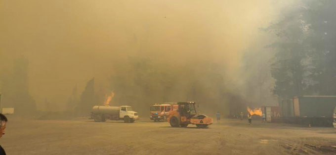 2epinforma's tweet photo. 🚨ALERTA ROJA @onemichile pide EVACUAR sectores en riesgo #Cabrero.
El incendio se mantiene activo. Brigadistas de empresas forestal @Arauco_cl trabajando con sus recursos para combatirlo.
⚠️TOMA RESGUARDOS⚠️
Juntos contra el fuego.
#ONEMIbiobio #arauco https://t.co/MEmWHQcyi0