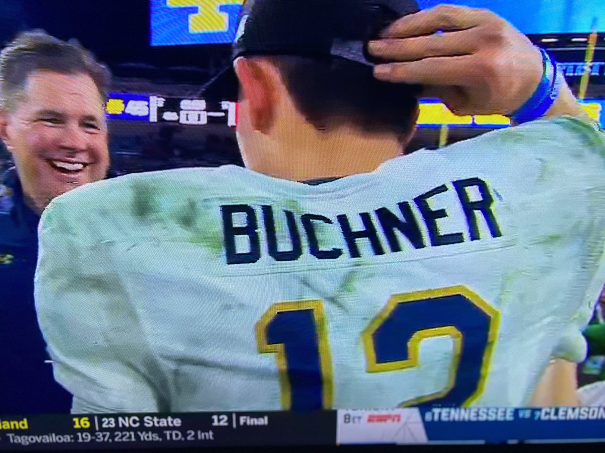 Aualum9496's tweet image. It was fun to watch the @taxslayerbowl and see grass stains on jerseys. Games should be played on grass.  #Fliptheturf #natural #safer #playable
