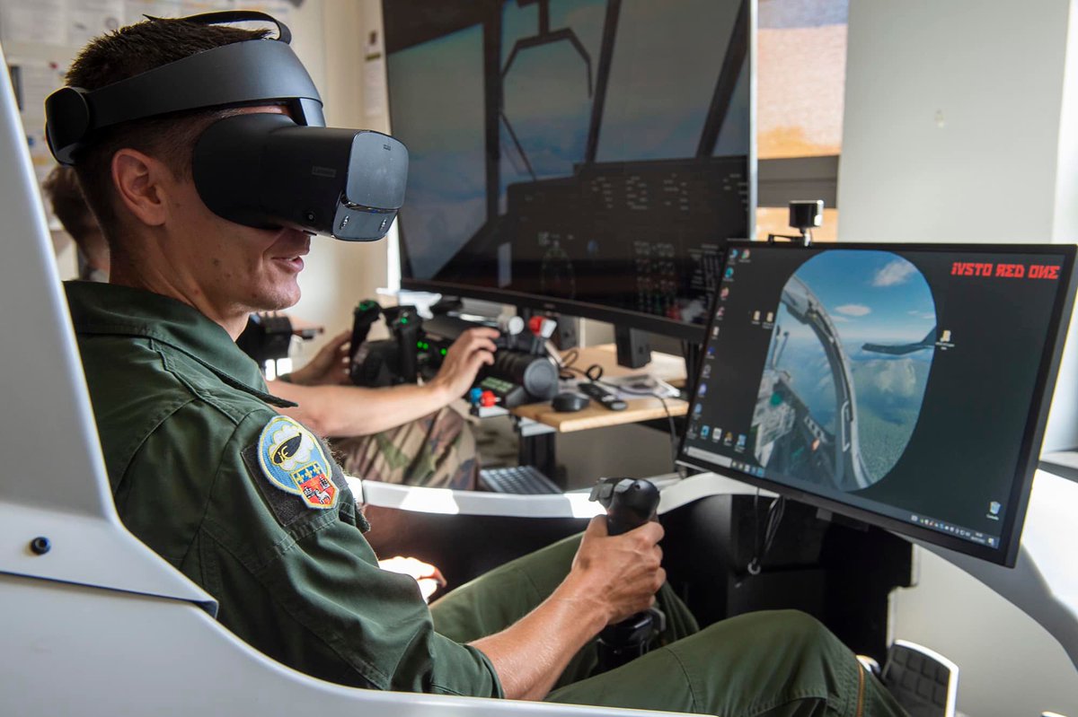 FuscoAir's tweet photo. [MILSIM] Pour s'entraîner même le weekend il faut regarder du côté des nouvelles technologies qui offrent de réelles possibilités opérationnelles. Comme ici avec la Simulation de Masse en Réseau (SMR) qui permet de connecter de multiples acteurs dans leurs rôles respectifs. https://t.co/LjWnUl5Fw5