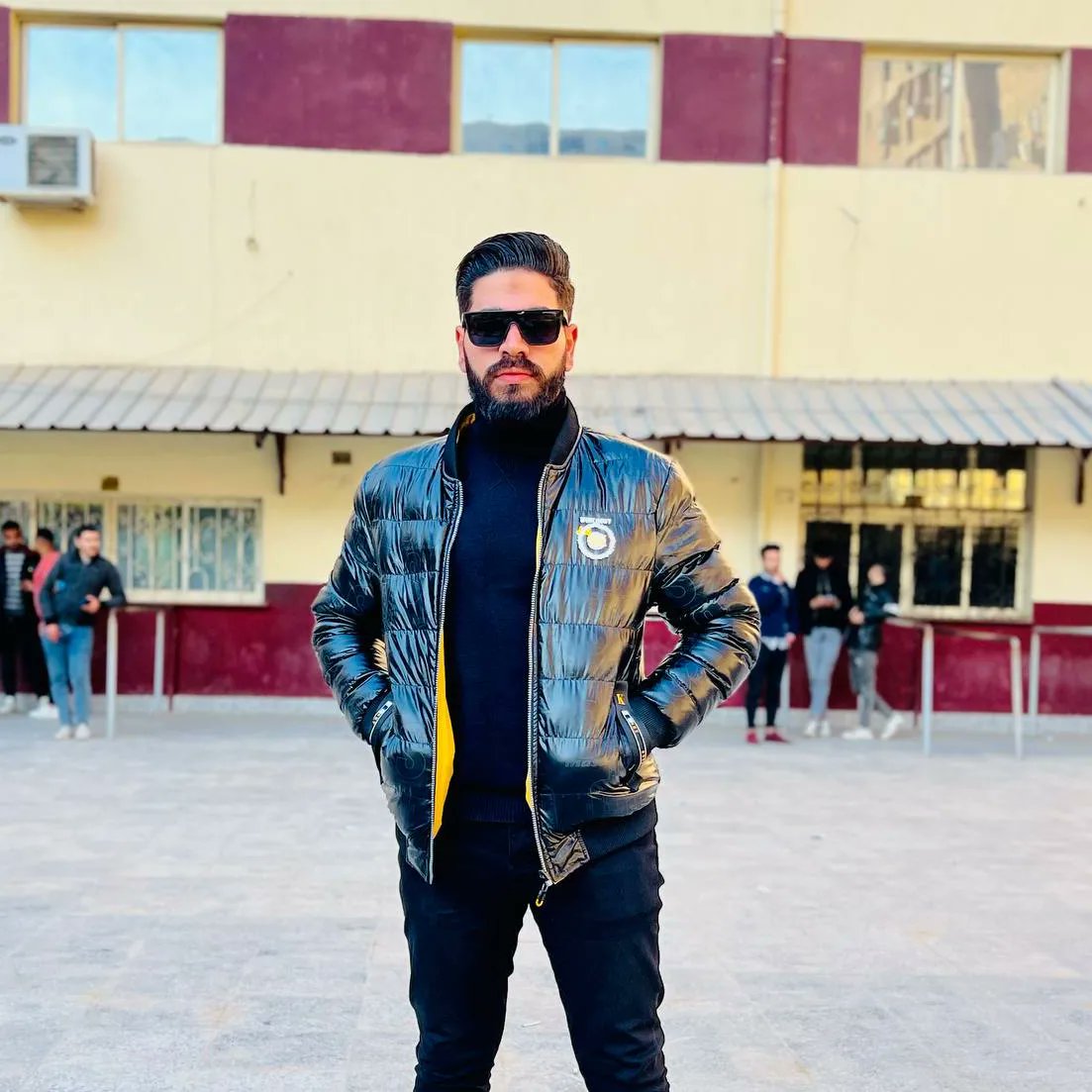 "عزيمتي ما يحطِّمها الزمان الشحوح 
والشمس بكره رغم أنف الدجى شارقه"♠️🌪️