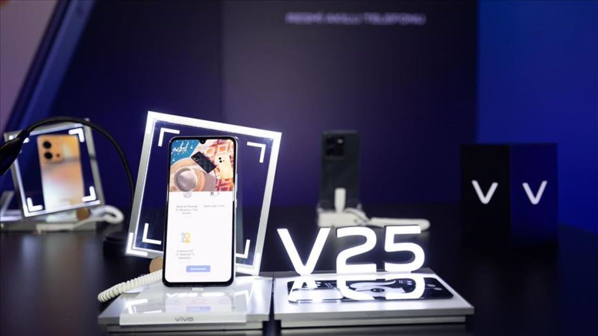 emlakkulisicomm's tweet photo. FIFA Dünya Kupası resmi akıllı telefonu olmuştu! Vivo V25 Kaç TL? 30 Aralık 2022 Fiyat Listesi https://t.co/lUU129Ib6t #vivov25 #akillitelefon #emlakkulisi https://t.co/0TNudQnido
