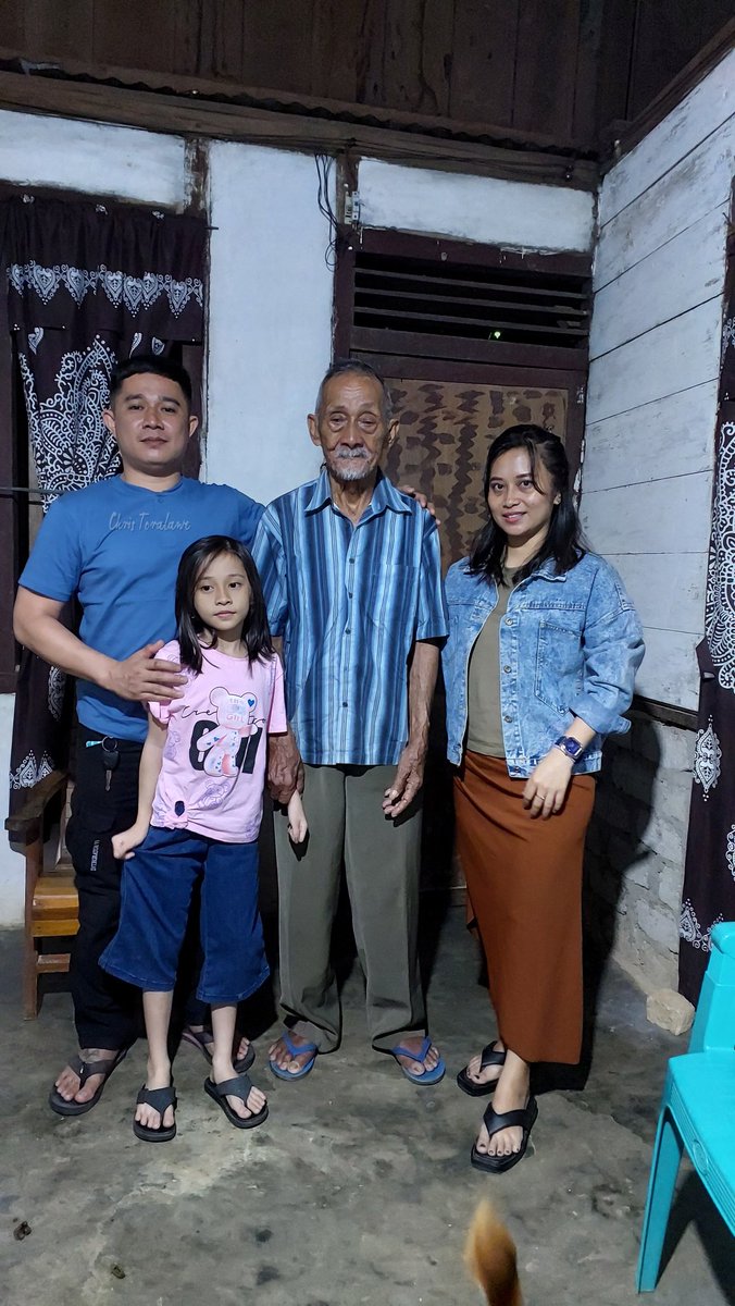 ChrisToralawe's tweet photo. Berkunjung ke keluarga DiKorobono, adik dari Opa Toralawe bersama anak2 &amp; cucu2 😇

#toralawedongalemba #pulangkampung #toralawe #bigfamily #korobono #dongalemba #toralawetumanduk #toboe #tepiandanauposo #kampungpapi #kampungayah #pamona #poso #toposo #sintuwumaroso #sulteng https://t.co/uK6SqYr8rz