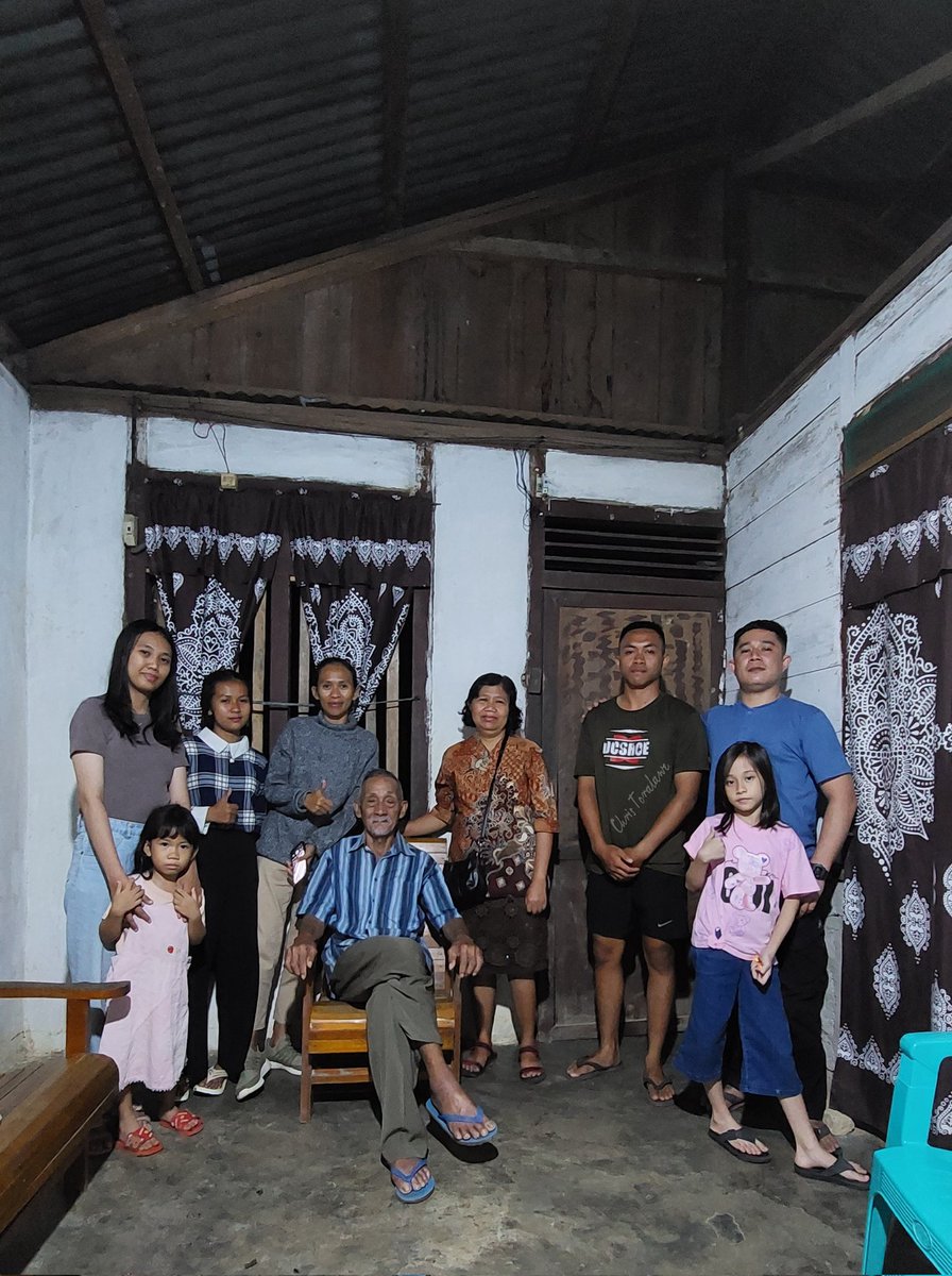 ChrisToralawe's tweet photo. Berkunjung ke keluarga DiKorobono, adik dari Opa Toralawe bersama anak2 &amp; cucu2 😇

#toralawedongalemba #pulangkampung #toralawe #bigfamily #korobono #dongalemba #toralawetumanduk #toboe #tepiandanauposo #kampungpapi #kampungayah #pamona #poso #toposo #sintuwumaroso #sulteng https://t.co/uK6SqYr8rz