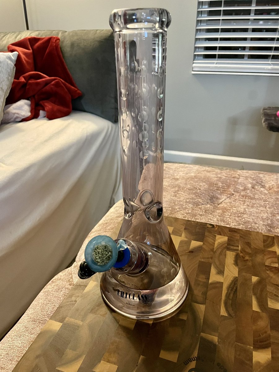 Clean bong and og deluxe 🤤 one of my all time favorite strains 💚💚 #Mmemberville #WeedLife #StonerFam