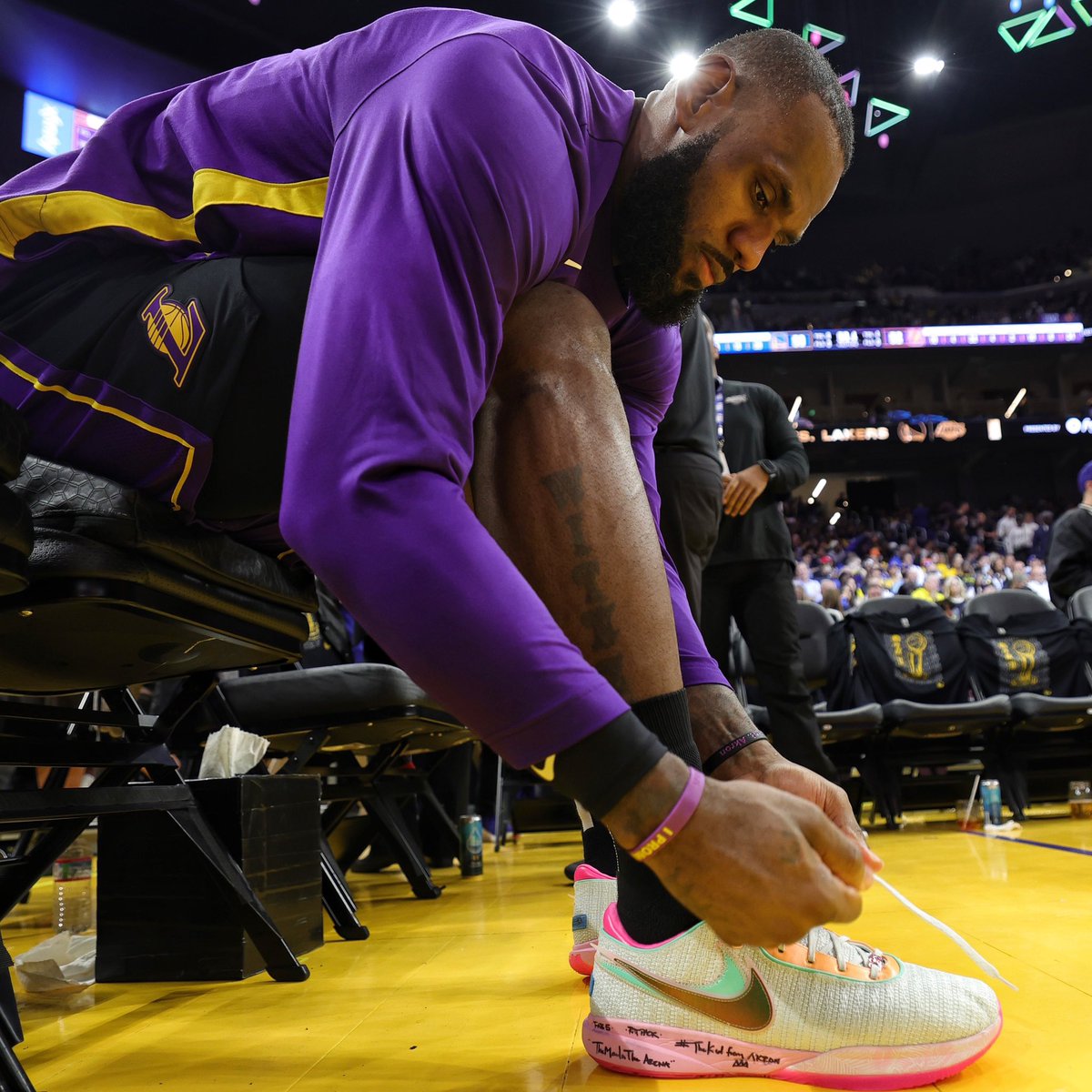 NBAKicks's tweet photo. Happy birthday, @KingJames! 👑 #NBABDAY #NBAKicks https://t.co/TajtUq7p9C