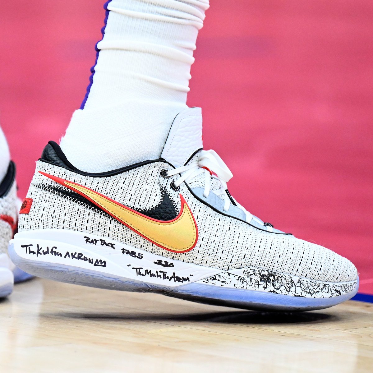 NBAKicks's tweet photo. Happy birthday, @KingJames! 👑 #NBABDAY #NBAKicks https://t.co/TajtUq7p9C