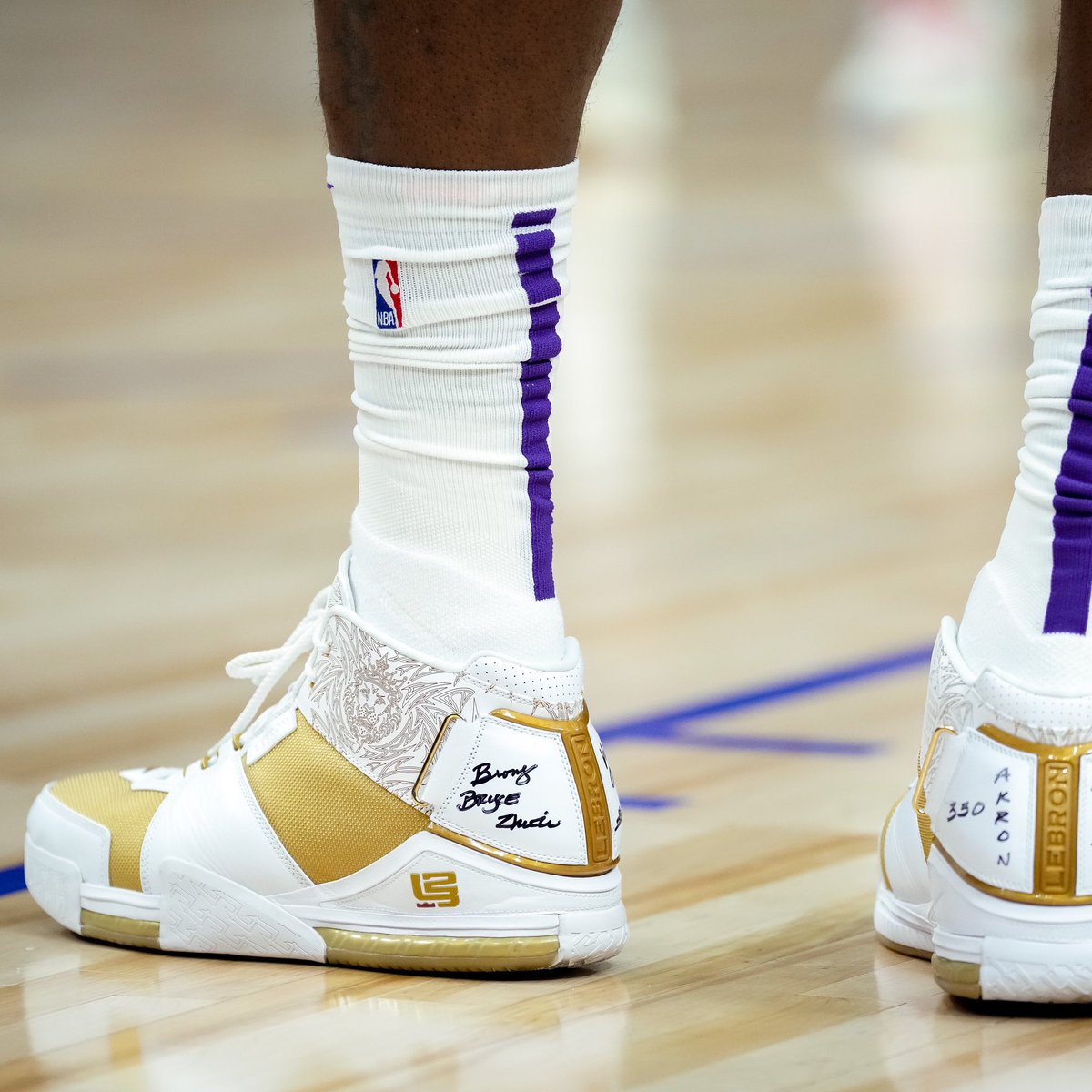 NBAKicks's tweet photo. Happy birthday, @KingJames! 👑 #NBABDAY #NBAKicks https://t.co/TajtUq7p9C