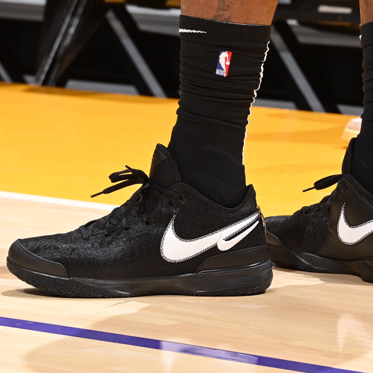 NBAKicks's tweet photo. Happy birthday, @KingJames! 👑 #NBABDAY #NBAKicks https://t.co/TajtUq7p9C