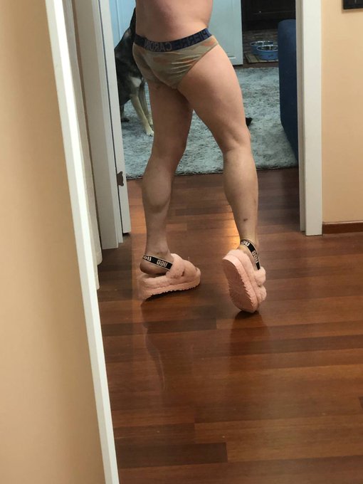 Привет, твитер! Как вам мои новые уги? Хочу ебаться! https://t.co/jLtBnK2Kd4