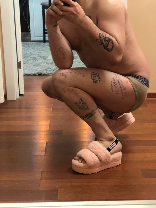 Привет, твитер! Как вам мои новые уги? Хочу ебаться! https://t.co/jLtBnK2Kd4