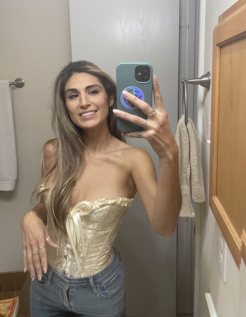 vanniastarlet's tweet photo. Fit for the night . Changed the pants to black. https://t.co/5TrxA8UjFz