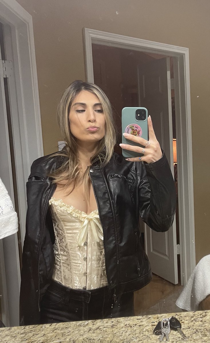 vanniastarlet's tweet photo. Fit for the night . Changed the pants to black. https://t.co/5TrxA8UjFz