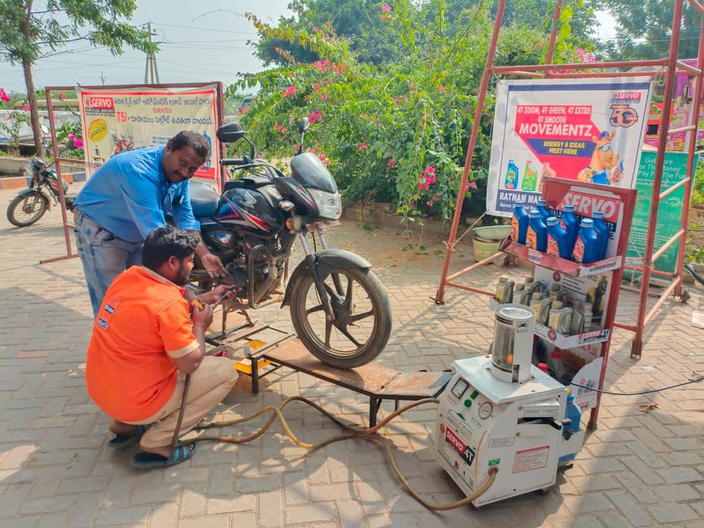 IocOffice's tweet photo. Quick 4T lube oil change drive conducted at various Retail outlets on 24th Dec 22 wherein many customers benefitted by way of instant service &amp; free petrol. Thanks for patronage. https://t.co/2V6VD38JmD