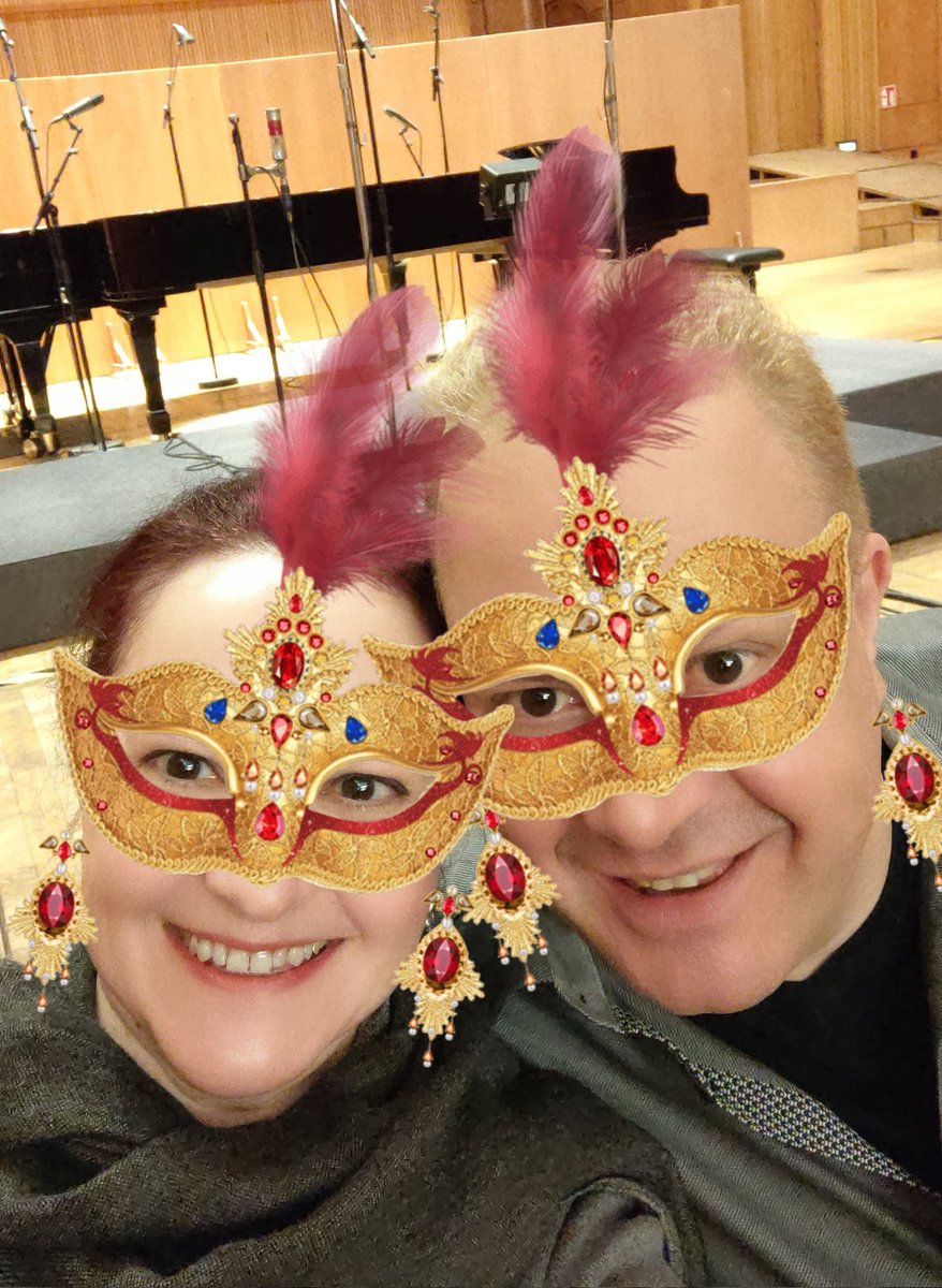GenovaDimitrov's tweet photo. #HappyNewYear2023 from WDR Radio Cologne recording studio!!! 
#FrohesNeuesJahr2023 #NewYear2023 #NeuesJahr2023 https://t.co/GxbqaKoT6Q