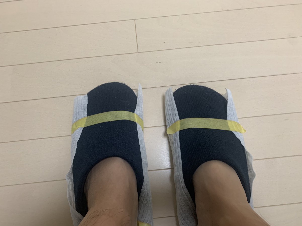 toratorawo's tweet photo. やばい、俺天才かもしれん！
スリッパにクイックルワイパーを貼ることで、歩くだけで掃除ができる装置を発明してしまった！
#大掃除 #クイックルワイパー https://t.co/uhBnLcJRIp