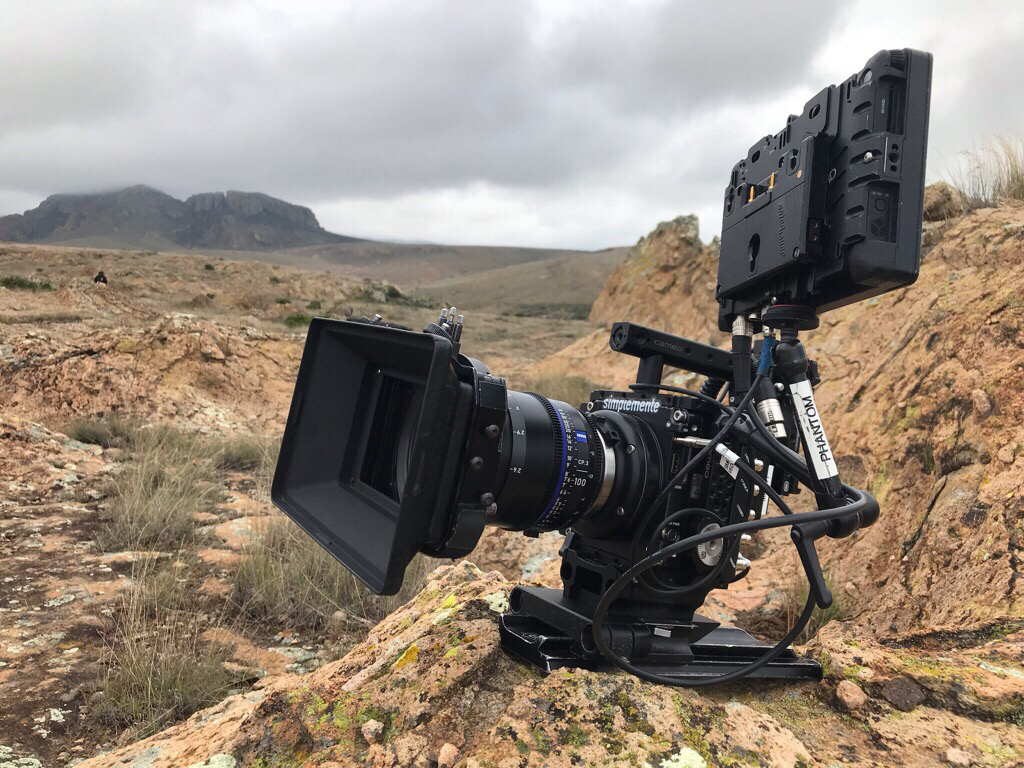 simplementeMX's tweet photo. Proyecto con nuestra cámara Phantom VEO 4K y óptica @ZEISSLenses CP.3 Compact Primes Full Frame. Equipos disponibles para rentar

#PhantomVEO #CamaraPhantom #ZeissLenses #ZiessCP3 #CompactPrimes #produccion #postpoduccion https://t.co/GOUJhaoNx4