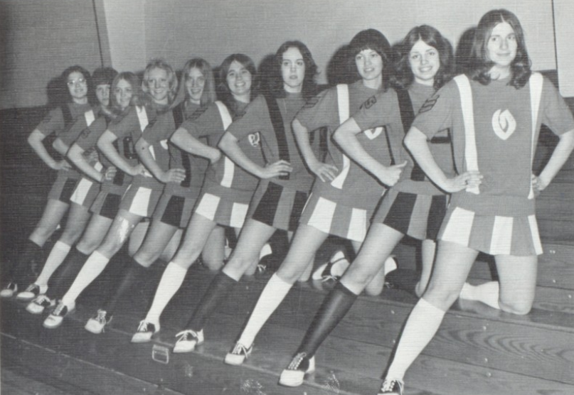 SuitUpVarsity's tweet photo. Give me an O...

The Orchard cheerleaders of 1973 execute a perfect alternating formation! https://t.co/ij45d7LyKi