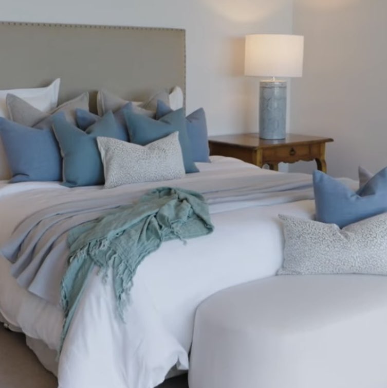 It’s the end of 2022 - they say that part of success is organisation and discipline - the simplicity of making your bed is an easy way to start the day #newyear #newhabits #makeitlookgood