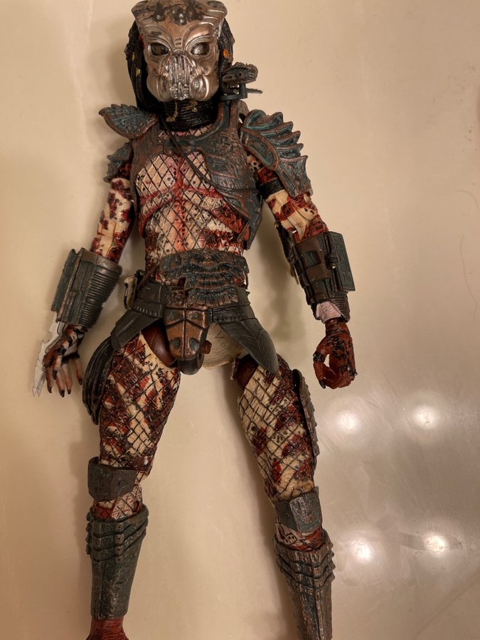 Arbiter8001's tweet photo. Recently got the @NECA_TOYS  guardian predator and fresh out the box the leg snapped off. https://t.co/j96l0rz8FK