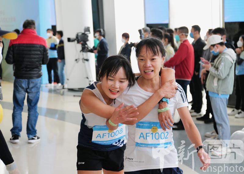 photo_cns's tweet photo. A vertical marathon kicks off in the Ping An Finance Center in Shenzhen City, south China’s Guangdong Province, December 17, 2022. The vertical height of the competition is 547.6 meters, including 3,201 steps. (Photo by Chen Wen/CNSPHOTO)#Verticalmarathon #Shenzhen https://t.co/qY6SEpgYTo