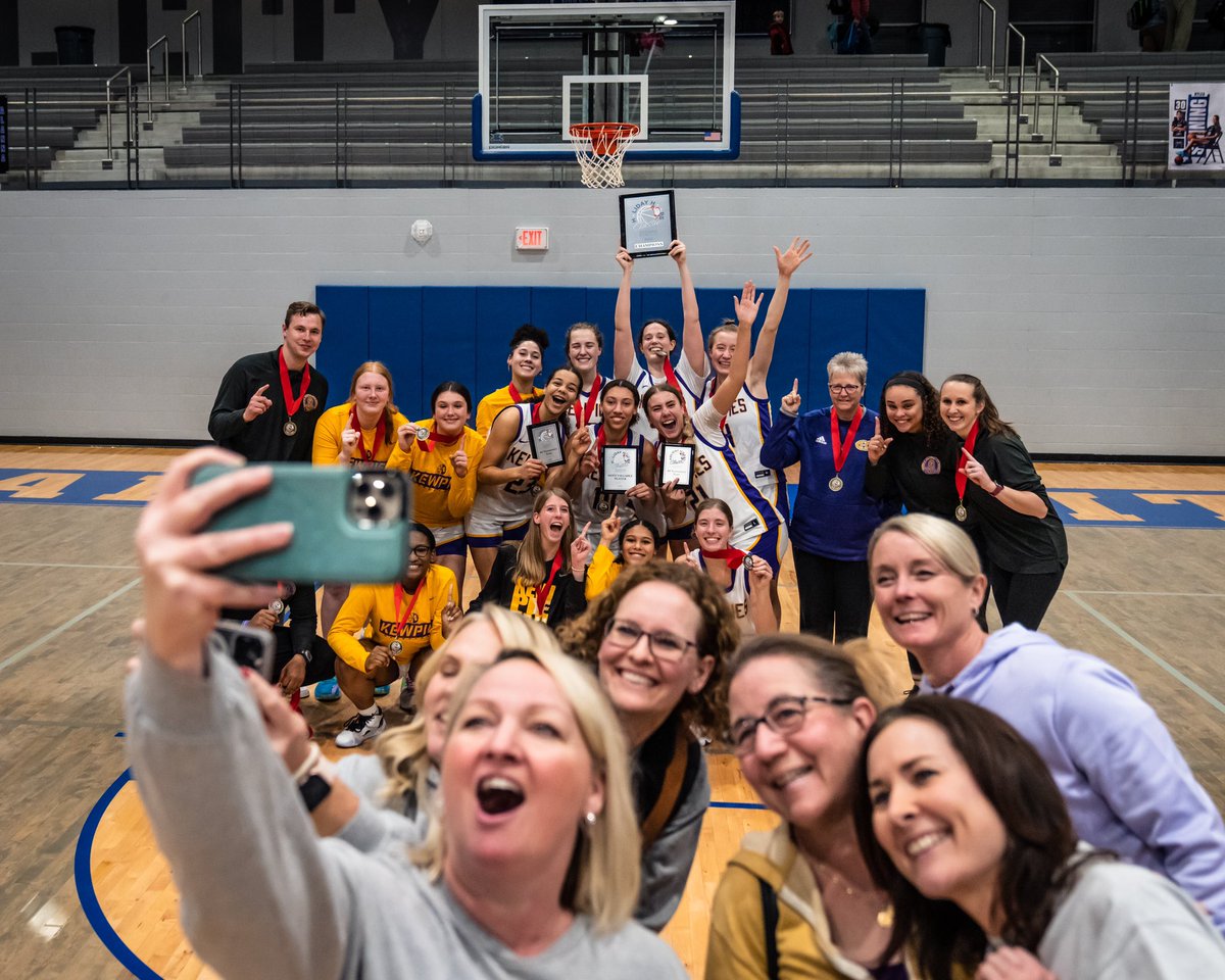 HolidayHoopsMO's tweet photo. 🏆 🤳

@KewpieBball https://t.co/491bsa6xwL