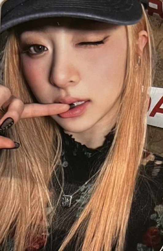 junnievisuals's tweet photo. ꒰ wtb / lfs ph ꒱

◟ ୨୧  yunjin antifragile midnight onyx standard ver
        — rush buying 
        —  flexi budget but no to op!

🏷️ le sserafim wink benefit wv photocard ph https://t.co/FkVE31Ll7P