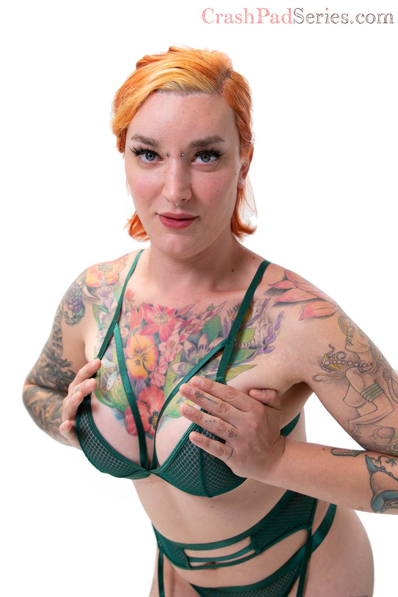 Lover of big hearts and tight holes... ZELDA SPELLMEN is back on CrashPad! 🤩

Follow <a href="/ZeldaSpellmen/">Zelda Spellmen</a> and watch her latest episode:
crashpadseries.com/queer-porn/cha…