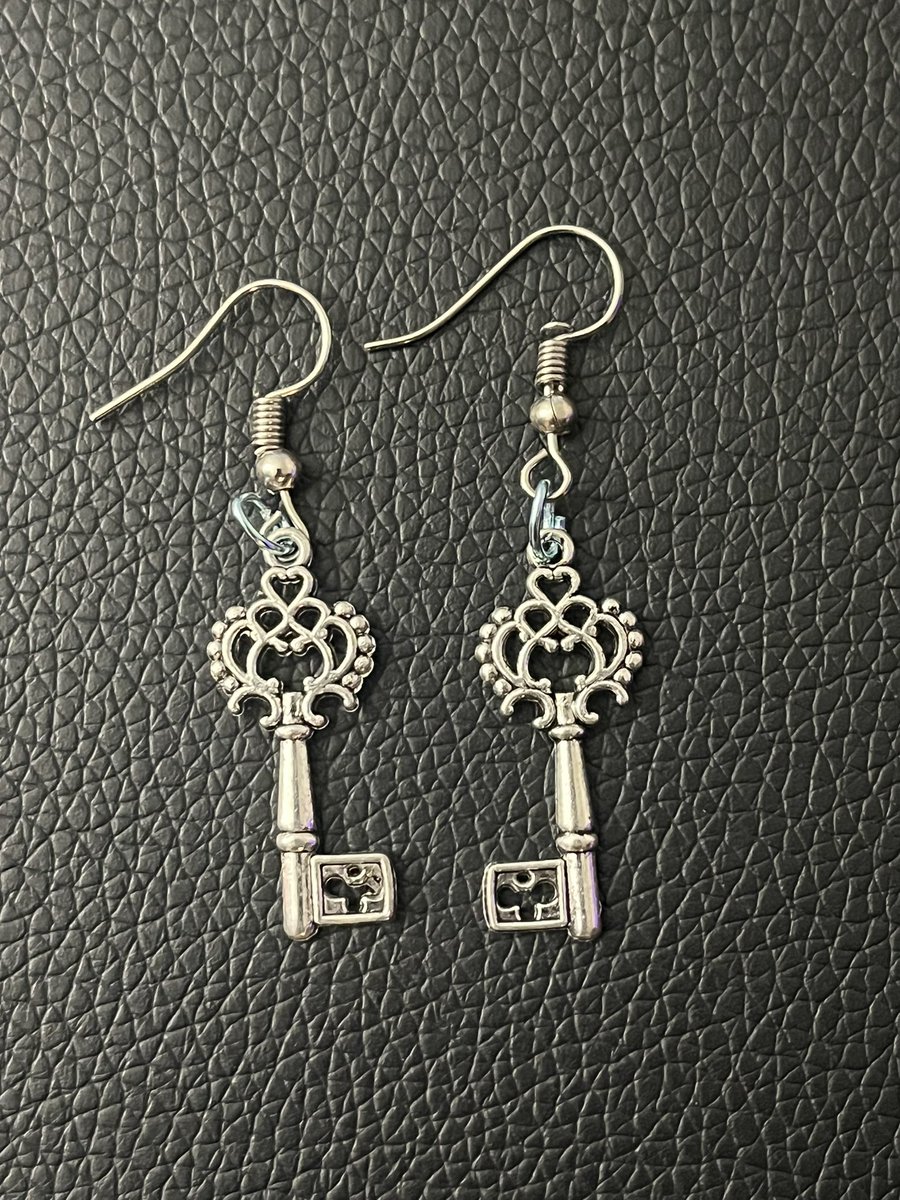 4Doubloons's tweet photo. V’s shop sale is live through January 1st! https://t.co/NfjRXbt9Qs ❤️‍🔥 all items are 40% off plus free shipping! #etsy #crafting #HatsuneMiku #link #LegendofZelda #key #goth #jewelry #TikTok #kawaii #chibi #anime #twitch https://t.co/COxU0NeKZy