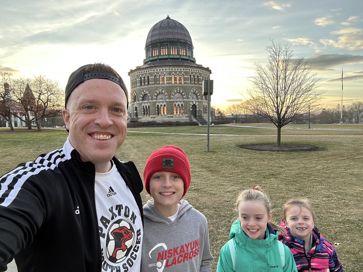 InsideAdmission's tweet photo. What a fun day!

@Unionmhockey 4 - @UNHMHOCKEY 3

It’s safe to say we have some more #hockey fans in the family now. 

(Probably didn’t hurt @UnionCollege’s chances with recruiting three incredible young people over the next 6-12 years, either.😂) https://t.co/wmX65RSBV3