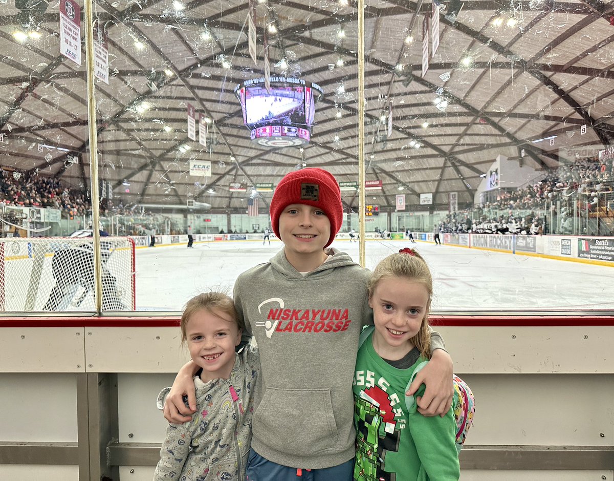 InsideAdmission's tweet photo. What a fun day!

@Unionmhockey 4 - @UNHMHOCKEY 3

It’s safe to say we have some more #hockey fans in the family now. 

(Probably didn’t hurt @UnionCollege’s chances with recruiting three incredible young people over the next 6-12 years, either.😂) https://t.co/wmX65RSBV3