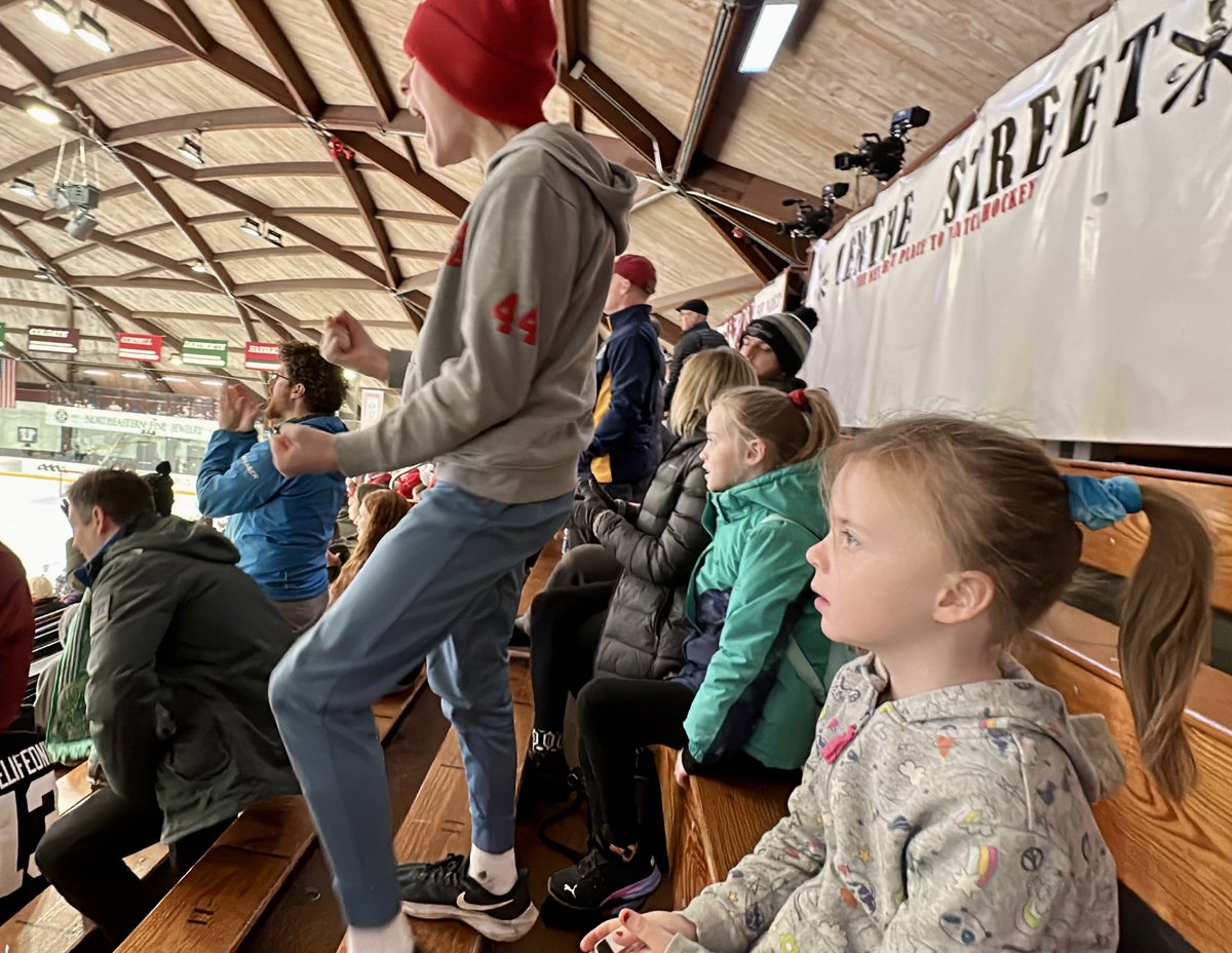 InsideAdmission's tweet photo. What a fun day!

@Unionmhockey 4 - @UNHMHOCKEY 3

It’s safe to say we have some more #hockey fans in the family now. 

(Probably didn’t hurt @UnionCollege’s chances with recruiting three incredible young people over the next 6-12 years, either.😂) https://t.co/wmX65RSBV3
