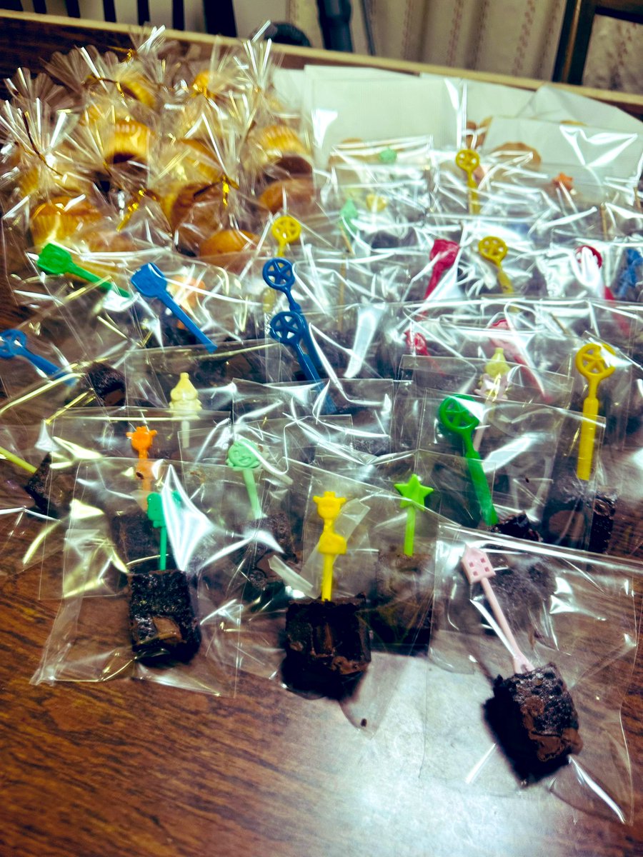 yuki_sing_sing's tweet photo. Kamin Totta~?楽しかったです！
お菓子の差し入れたくさん作って好評で嬉しかったです💖
また来年も楽しくライブができますように！！ https://t.co/7sujYpC4Un