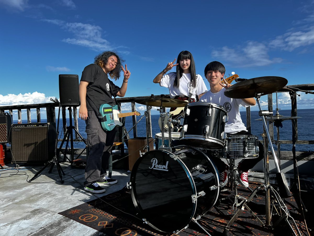 kaorin894's tweet photo. 八丈の年越しは「唄の壺」
ライブハウスPot Hallで！
＃八丈島
＃PotHall
＃唄の壺
＃高校生バンド 
＃ハイカラさんが通る https://t.co/wupuoq2YUM